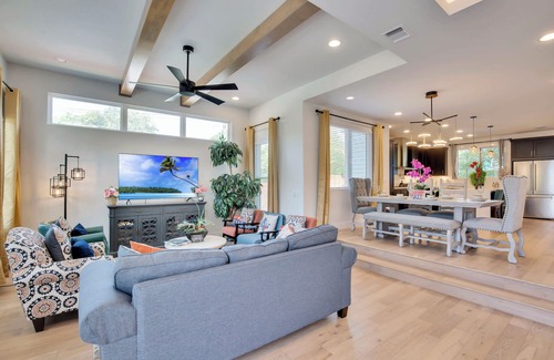 Swede Hill House | LUXE Spacious Downtown Retreat; SwimSpa; BBQ&FreeParking; Steps2 Moody&UT&6th St