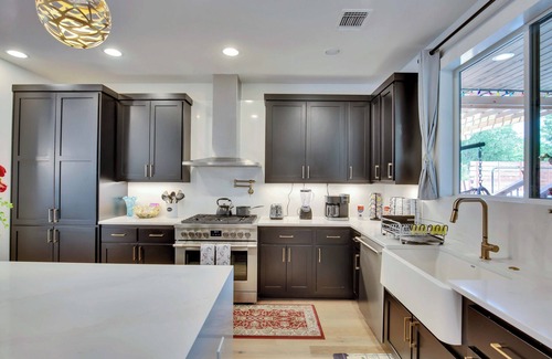 Swede Hill House | LUXE Spacious Downtown Retreat; SwimSpa; BBQ&FreeParking; Steps2 Moody&UT&6th St
