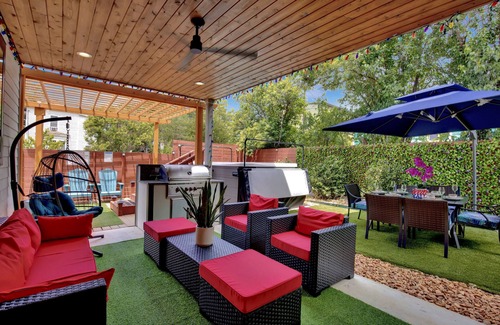 Swede Hill House | LUXE Spacious Downtown Retreat; SwimSpa; BBQ&FreeParking; Steps2 Moody&UT&6th St