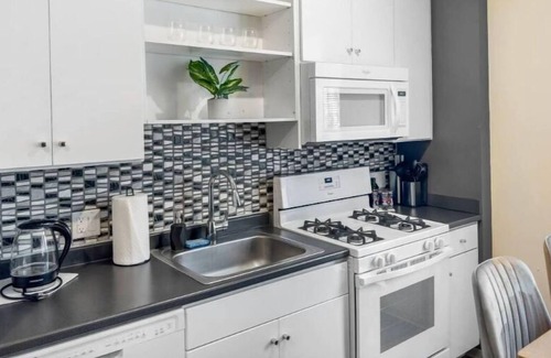 Assembly Square House | Luxe Studio, King Bed, Fast Wi-Fi, Work Desk, Gym