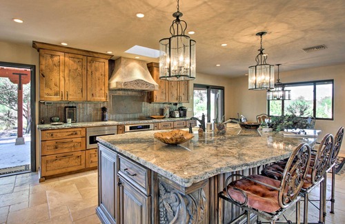 Tortolita House | Luxe Tucson Vineyard Home w/Views & Fire Pit
