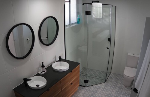 Alexandra Headland Resort | Luxe Unit with 160 degree ocean and beach views