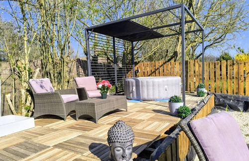 Lugny Ski Chalet | Luxe vakantiewoning in Lugny met natuurlijke zwemvijver, sauna en jacuzzi.