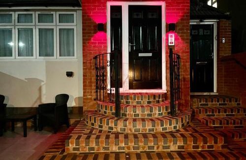 North Greenford House | Luxe Villa, 4 En-suite Bedrooms - West London - Wembley Stadium 5KM away