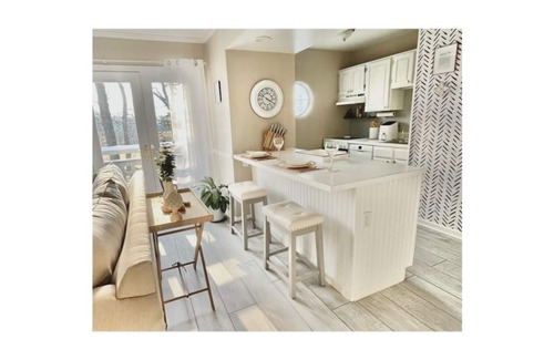 Norwich Condo | Luxe Villa- mins from Mohegan Sun with fireplace, jacuzzi, sauna/pools, and spa