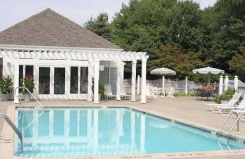 Norwich Condo | Luxe Villa- mins from Mohegan Sun with fireplace, jacuzzi, sauna/pools, and spa