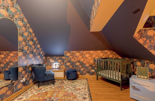 Canaryville Apartment | LUXE Vintage Loft, 10min to Downtown, Retro Movie Theatre - 15% Discount Applied