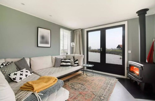 Grou Boat Rental | Luxe Woonboot op Eiland met Sloep
