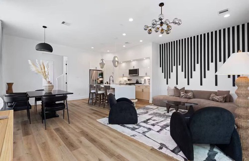 Northside House | LUXR HUB XL - 7BR Group Stay in Downtown, Stadiums