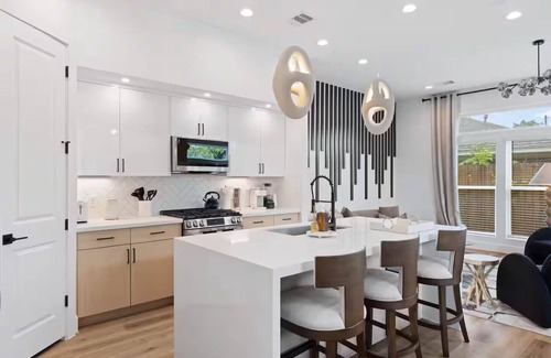 Northside House | LUXR HUB XL - 7BR Group Stay in Downtown, Stadiums