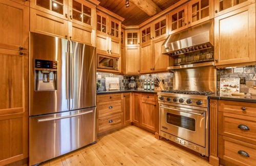East Kootenay House | Luxury Log Chalet | Pool + Private HotTub | Ski In/Out | Overlooking Greywolf GC