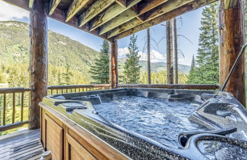 East Kootenay House | Luxury Log Chalet | Pool + Private HotTub | Ski In/Out | Overlooking Greywolf GC