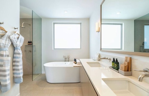 Blue Mountain Hotel | Luxurious Suite Perfect for Romantic Getaways & Stunning Views