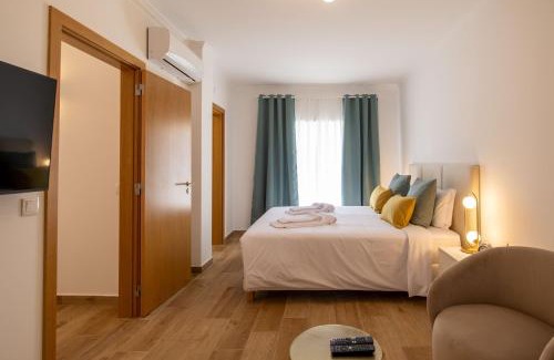 Tavira Villa | Luxuosa Villa com Piscina, Garagem e Vista Mar
