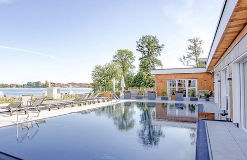 Muritz Apartment | Luxuriös Ausgestattete Ferienwohnung für Max. 4 Personen. Pool, Strand und Sauna