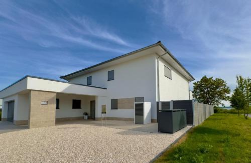 Muldestausee Villa | luxuriöse Villa Möwengeflüster - 220qm große Ferienwohnung für bis zu 8 Gästen mit Sauna direkt am Goitzschesee