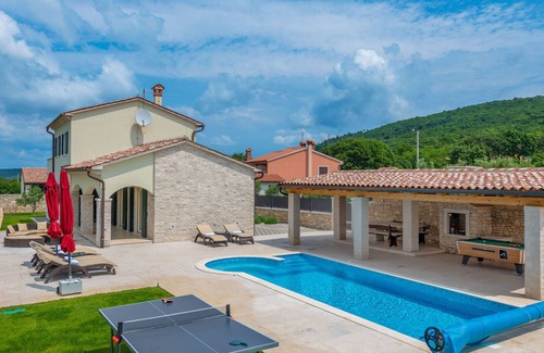 Brgod Villa | Luxuriöse Villa mit Beheiztem Pool, 2km zum Strand