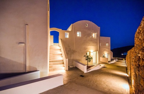 Diakofti Apartment | Luxuriate in MakriKythera's Private Jacuzzi Suite