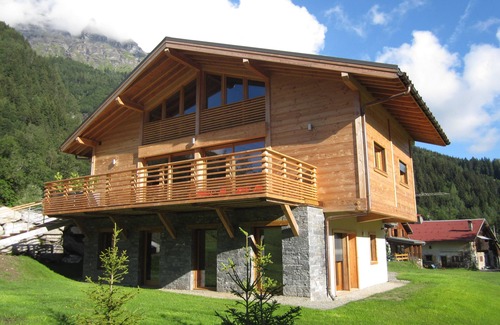 Les Contamines-Montjoie Ski Chalet | Luxurious, modern, genuine chalet in a great area with a sauna and Jacuzzi
