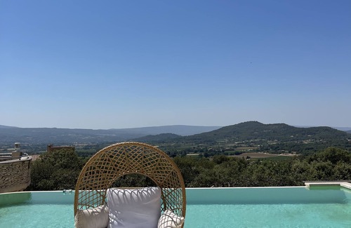 Saint-Saturnin-les-Apt Villa | Luxurious villa offers a breathtaking 200° open view of the Luberon