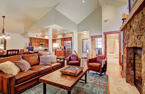 Breckenridge House | LUXURIOUS 1,400 SQFT TOWN HOME, SKI-IN, WALK TO GONDOLA AND MAIN ST BRECKENRIDGE