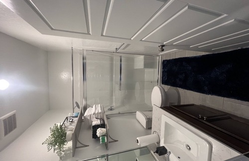 Roosevelt House | Luxurious 1 Bedroom In-law Suite "Private Entry"