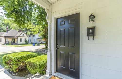 Downtown House | Luxurious 1-bedroom with Free Parking
