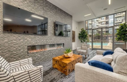 Cherry Apartment | Luxurious 1 King Bed Suite—In Uptown Charlotte!