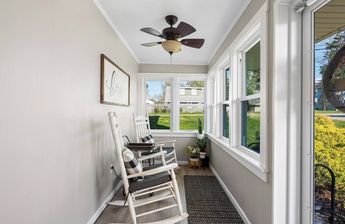 Greentown House | Luxurious 1875 centrally located Canton/Akron home, lg MBR, garden & sunset view