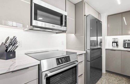 McCully - Moiliili Condo | Luxurious 2-Bdrm, 2.5-Bath Condo with Parking & Fitness Center in Prime Waikiki!