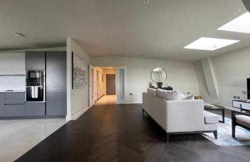 Chigwell Apartment | luxurious, 2 bed, 2 bath penthouse apartment in highly desirable Chigwell CHCL F8