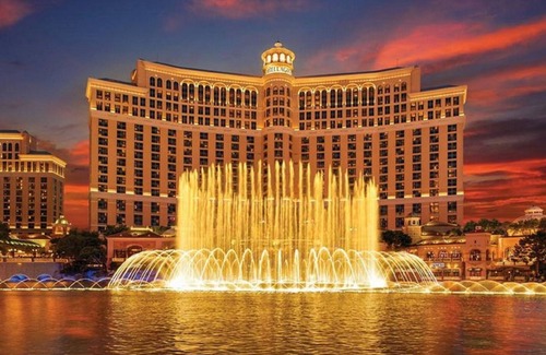 Las Vegas Condo | Luxurious 2-Bedroom Condo w/Kitchen, Pool, 24/7 Free Shuttle to Strip