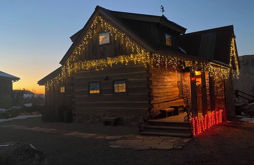 Cortez Cabin | Luxurious 2-bedroom cabin @ Canyon of the Ancients Guest Ranch in McElmo Canyon