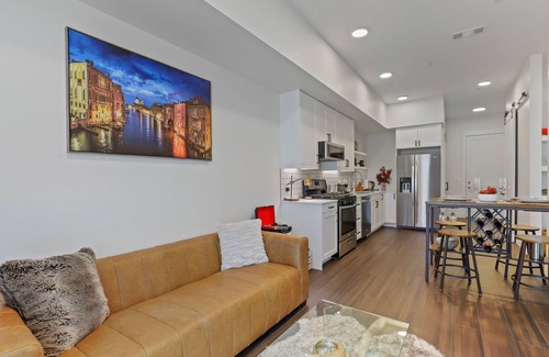 Berkley Condo | Luxurious 2 bedroom/private balcony/fire pit/views!