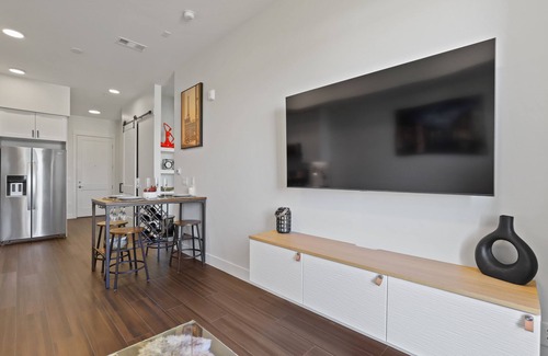 Berkley Condo | Luxurious 2 bedroom/private balcony/fire pit/views!