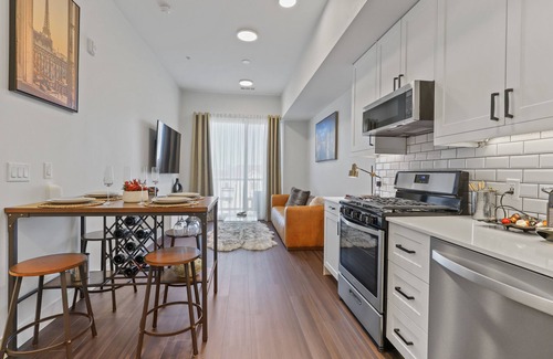 Berkley Condo | Luxurious 2 bedroom/private balcony/fire pit/views!