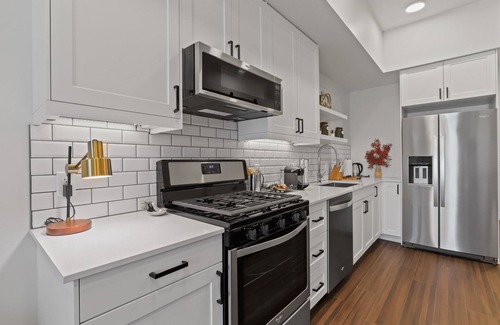 Berkley Condo | Luxurious 2 bedroom/private balcony/fire pit/views!