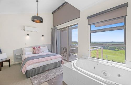 Kronkup Apartment | Luxurious 2-Bedroom Spa Apartment with Ocean Views
