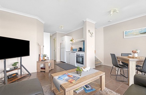 Kronkup Apartment | Luxurious 2-Bedroom Spa Apartment with Ocean Views