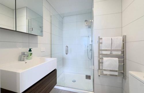 Greenlane - Ellerslie Apartment | Luxurious 2-Bs with Scenic Park View in East AKL