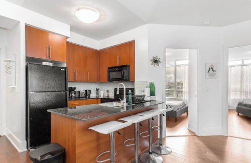 Downtown Mississauga Condo | Luxurious 2BR/2BATH Condo- Steps from Square One