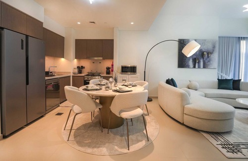Downtown Dubai Apartment | Luxurious 2BR With Dubai Mall & Burj Khalifa Right At Your Door Step