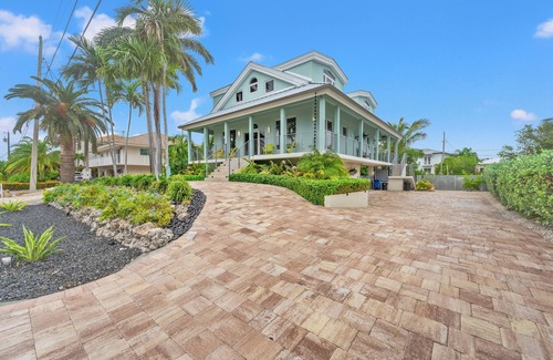 Coury House | Luxurious 3-bedroom home with Pool and Dock in Key Colony Beach