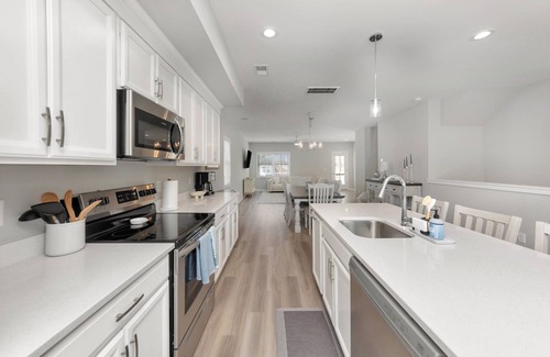 Issue House | Luxurious 3 Bedroom Vacation Getaway with Carport, Pool & Putting Green