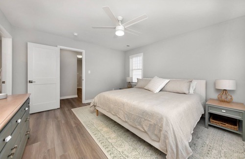 Issue House | Luxurious 3 Bedroom Vacation Getaway with Carport, Pool & Putting Green