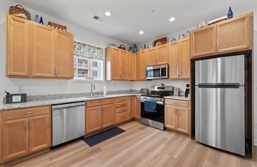 Issue Condo | Luxurious 3 Bedroom Riverfront Condo with Private Deck