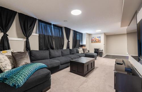 Cochrane House | Luxurious 3-Bedrooms with Office & Media Room