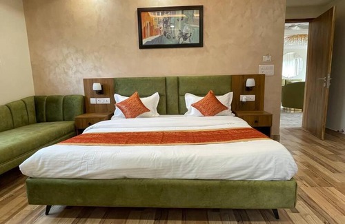 New Friends Colony Apartment | Luxurious 3 Bhk Flat Near Fortis(Parties Allowed)
