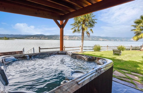 North Lakeport House | Luxurious 3000sq ft Lakefront Home on Point surrounded by Nature and Views!