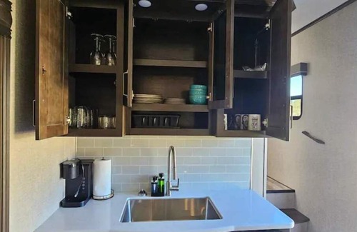 Forks House | Luxurious 37' 5th Wheel. Enjoy all the fun of Glamping